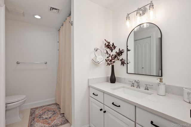 242 Maple Avenue 308, Westbury, NY 11590