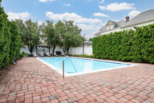 242 Maple Avenue 308, Westbury, NY 11590
