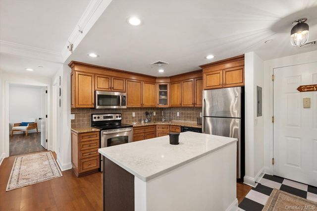 242 Maple Avenue 308, Westbury, NY 11590