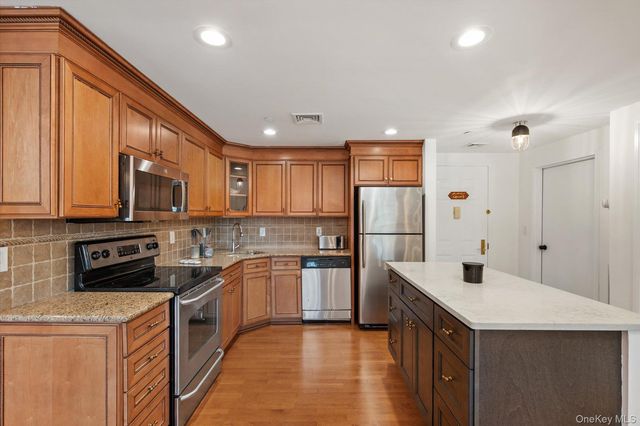 242 Maple Avenue 308, Westbury, NY 11590