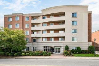 242 Maple Avenue 308, Westbury, NY 11590