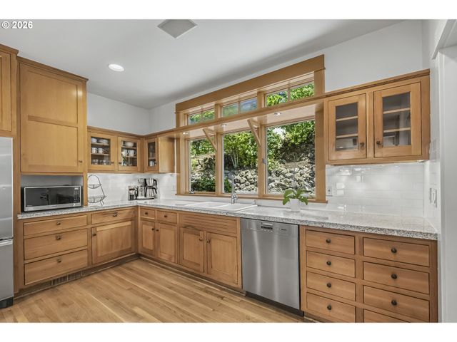 483 Nw SKYLINE CREST Rd, Portland, OR 97229