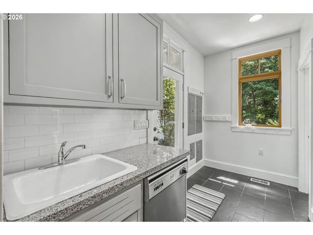 483 Nw SKYLINE CREST Rd, Portland, OR 97229