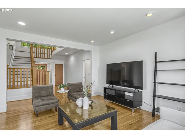 483 Nw SKYLINE CREST Rd, Portland, OR 97229