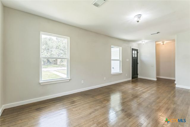 1209 E Polk Avenue, Victoria, TX 77901