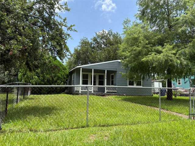 1206 11th Street N, Texas City, TX 77590