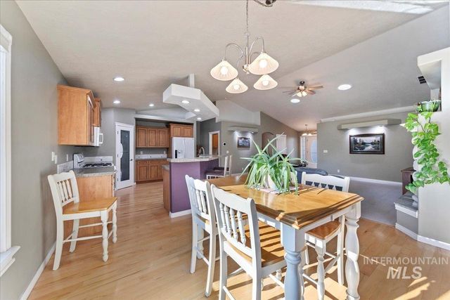 2045 E Lake Creek Dr, Meridian, ID 83642