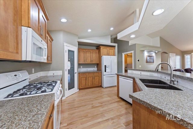 2045 E Lake Creek Dr, Meridian, ID 83642