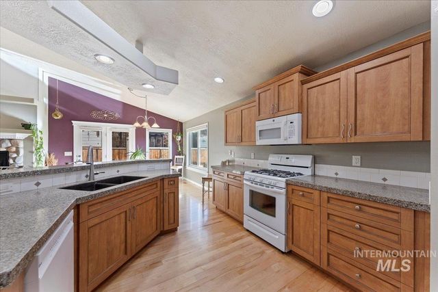 2045 E Lake Creek Dr, Meridian, ID 83642