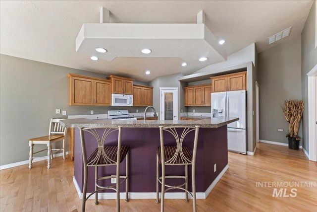 2045 E Lake Creek Dr, Meridian, ID 83642