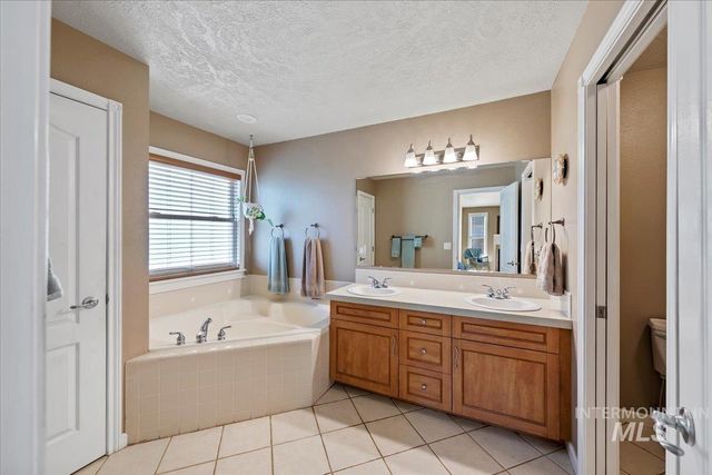 2045 E Lake Creek Dr, Meridian, ID 83642