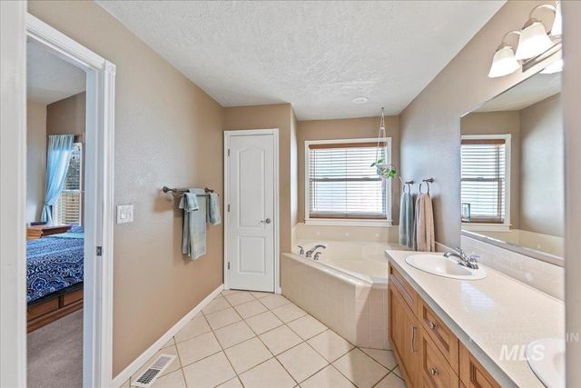 2045 E Lake Creek Dr, Meridian, ID 83642