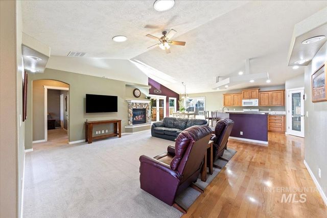 2045 E Lake Creek Dr, Meridian, ID 83642