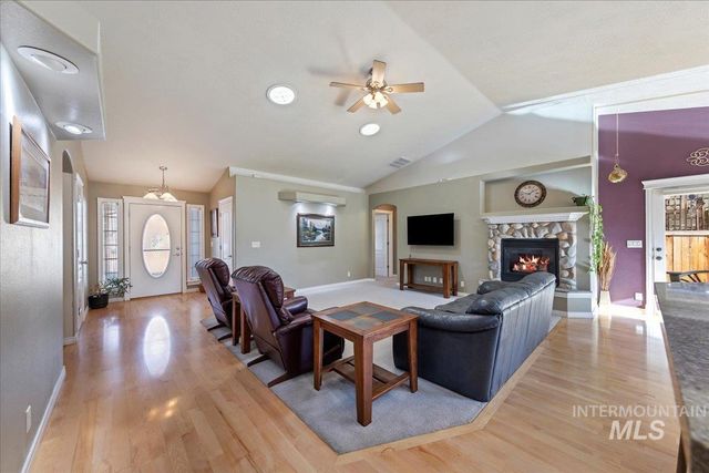 2045 E Lake Creek Dr, Meridian, ID 83642