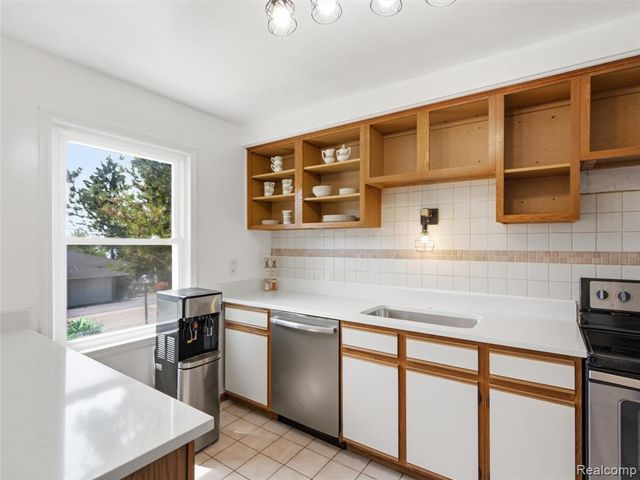2790 Sylvan Shores Drive, Waterford, MI 48328
