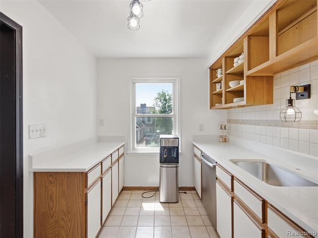 2790 Sylvan Shores Drive, Waterford, MI 48328