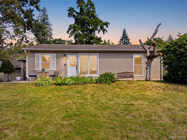 2790 Sylvan Shores Drive, Waterford, MI 48328