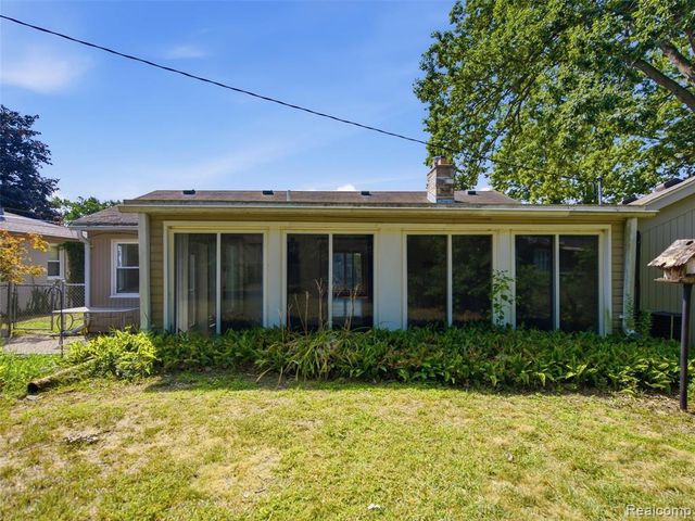 2790 Sylvan Shores Drive, Waterford, MI 48328