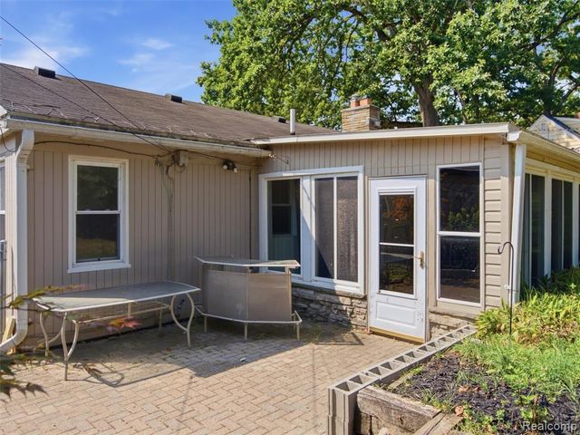 2790 Sylvan Shores Drive, Waterford, MI 48328