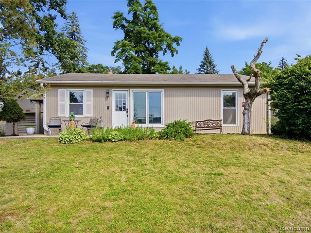 2790 Sylvan Shores Drive, Waterford, MI 48328