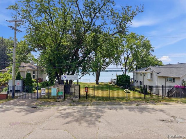 2790 Sylvan Shores Drive, Waterford, MI 48328