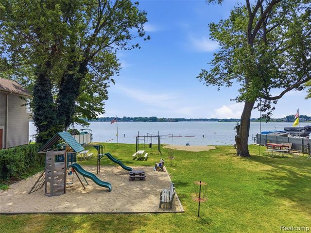 2790 Sylvan Shores Drive, Waterford, MI 48328