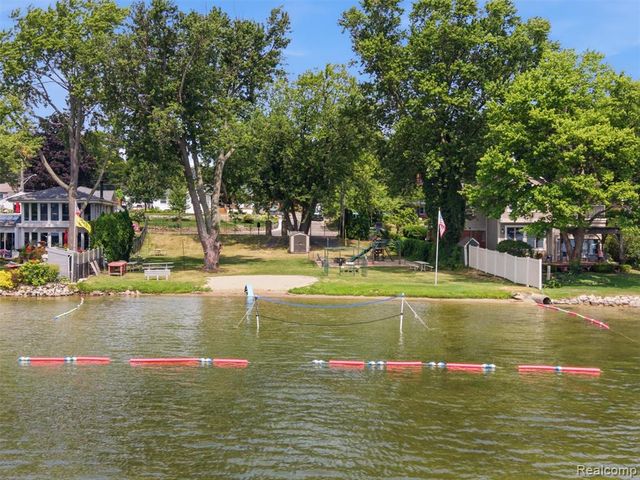 2790 Sylvan Shores Drive, Waterford, MI 48328