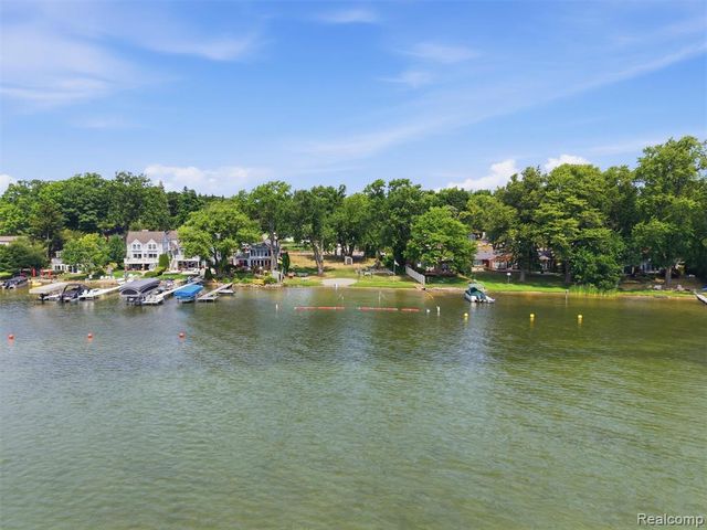 2790 Sylvan Shores Drive, Waterford, MI 48328