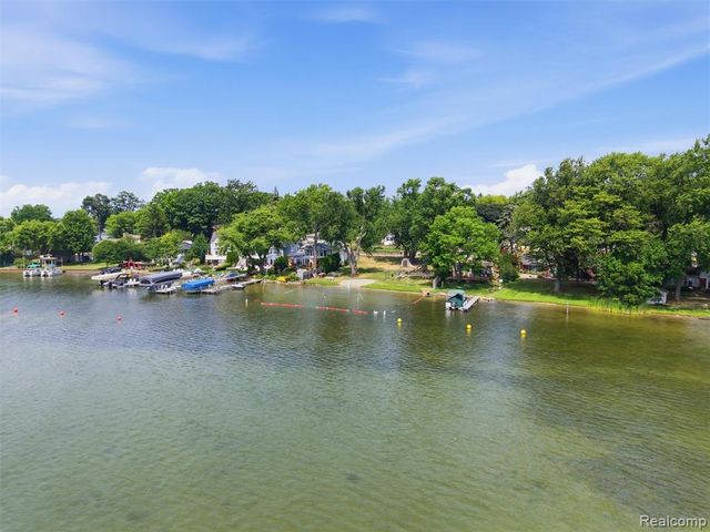 2790 Sylvan Shores Drive, Waterford, MI 48328
