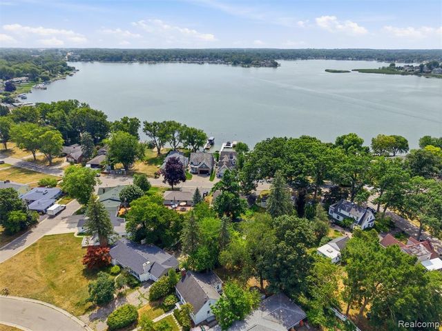 2790 Sylvan Shores Drive, Waterford, MI 48328