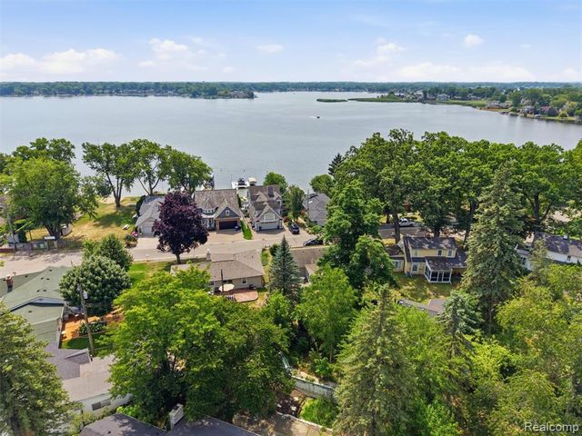 2790 Sylvan Shores Drive, Waterford, MI 48328
