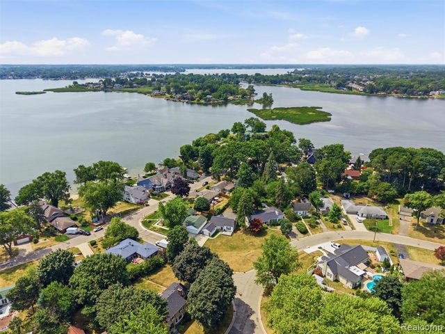 2790 Sylvan Shores Drive, Waterford, MI 48328
