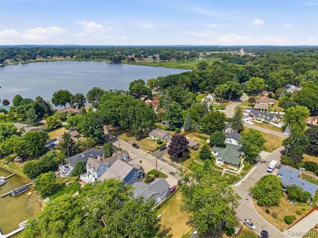 2790 Sylvan Shores Drive, Waterford, MI 48328
