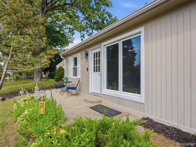 2790 Sylvan Shores Drive, Waterford, MI 48328