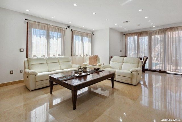 959 S End Road, Woodmere, NY 11598