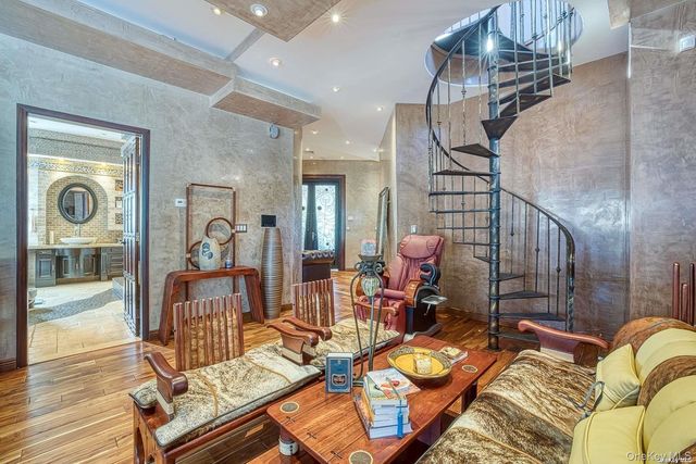 959 S End Road, Woodmere, NY 11598