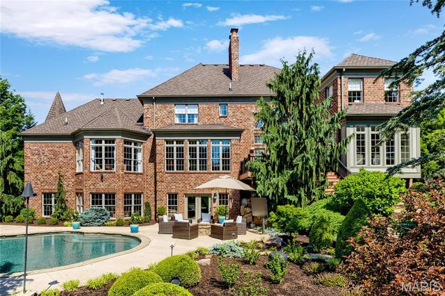 1215 Devonworth Drive, Town And Country, MO 63017