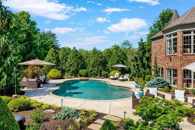 1215 Devonworth Drive, Town And Country, MO 63017