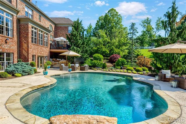 1215 Devonworth Drive, Town And Country, MO 63017