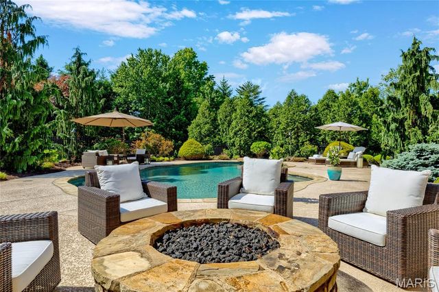 1215 Devonworth Drive, Town And Country, MO 63017