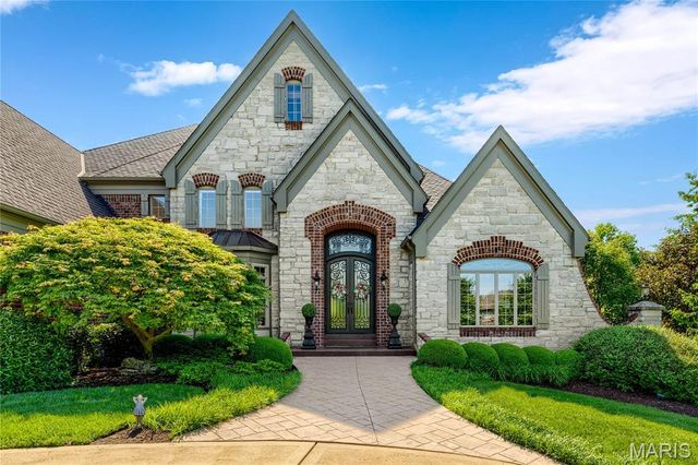 1215 Devonworth Drive, Town And Country, MO 63017