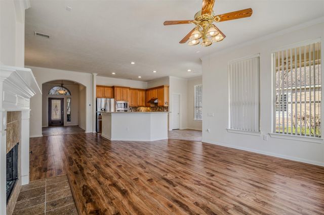 34 Sovereign Way, Conroe, TX 77384