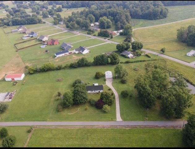 120 Walker Rd, Cottontown, TN 37048