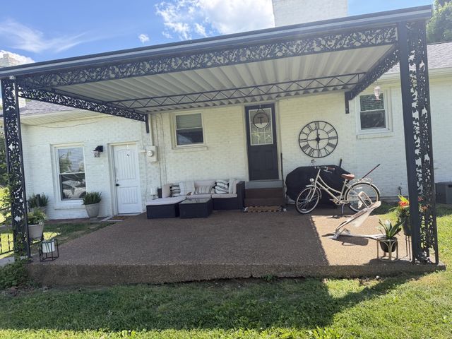 120 Walker Rd, Cottontown, TN 37048