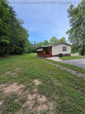 393 Sams Fork Road, Hurricane, WV 25526