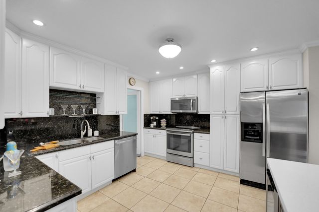 1019 E Cypress Drive, Pompano Beach, FL 33069