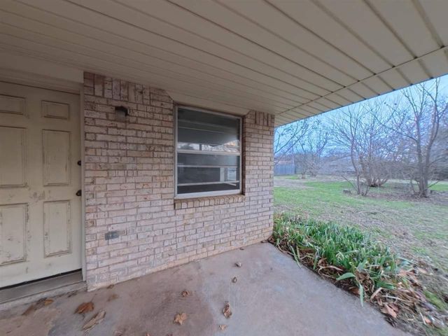 102 E D Ave, Cache, OK 73527