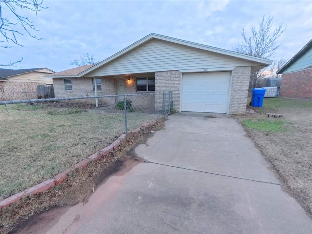 102 E D Ave, Cache, OK 73527