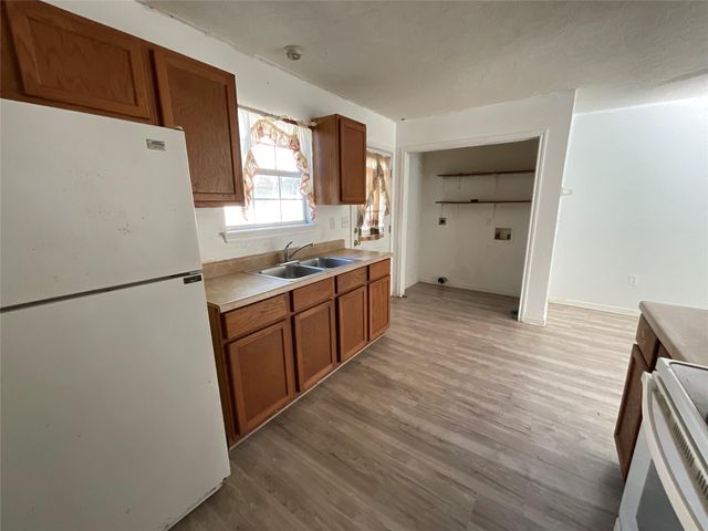 1111 Wheeler Street, Anahuac, TX 77514