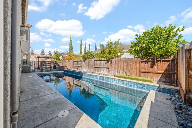 6517 Vilamoura Way, Elk Grove, CA 95757